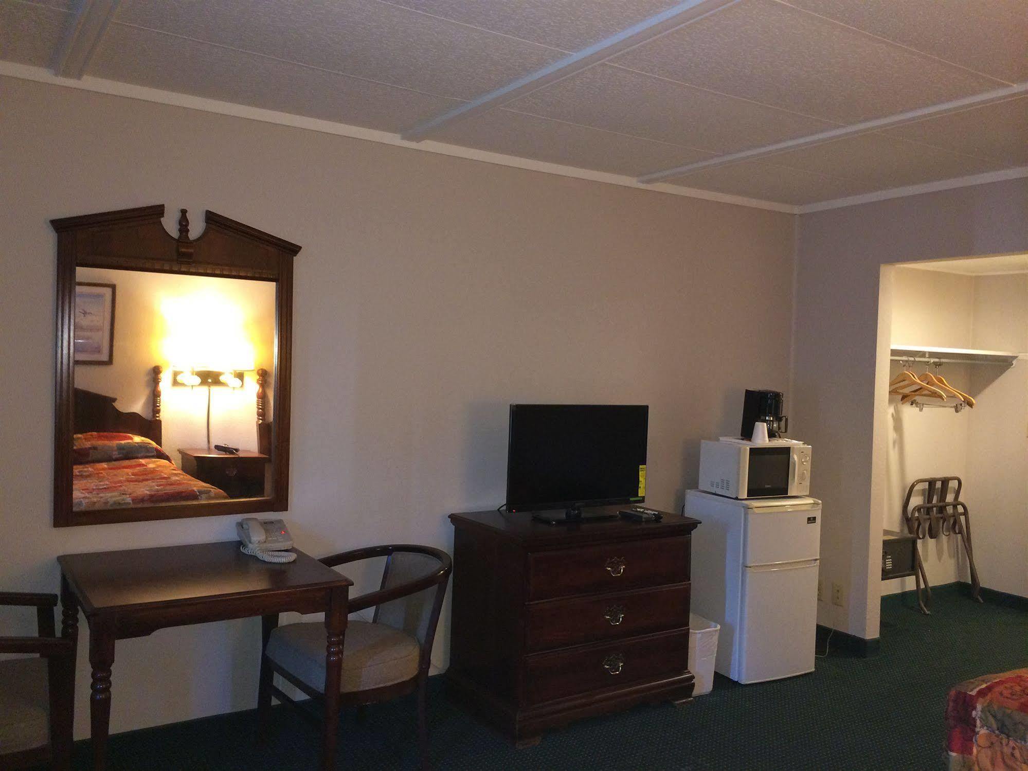 Rapids Inn & Suites Wisconsin Rapids Exterior photo