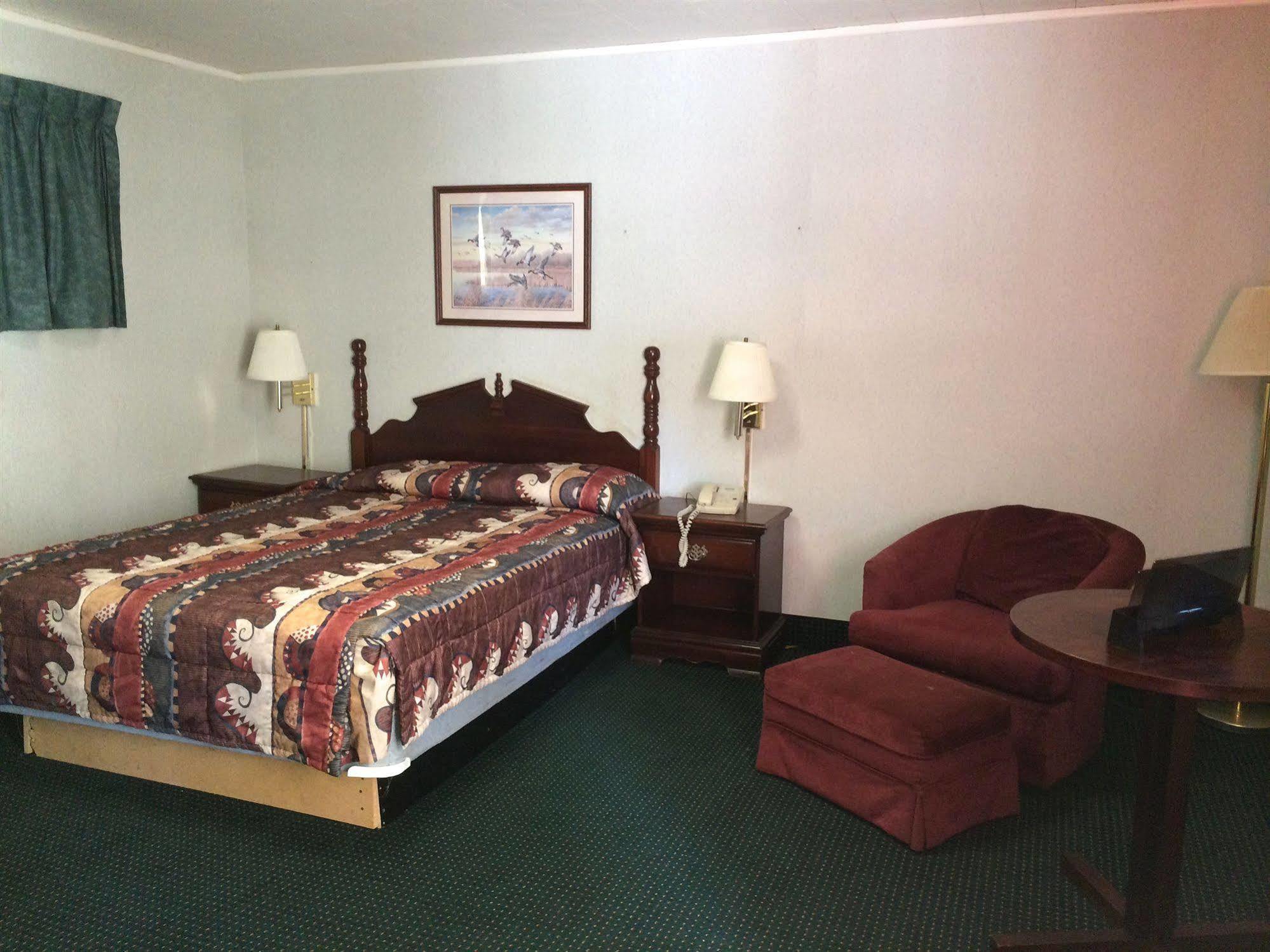 Rapids Inn & Suites Wisconsin Rapids Exterior photo