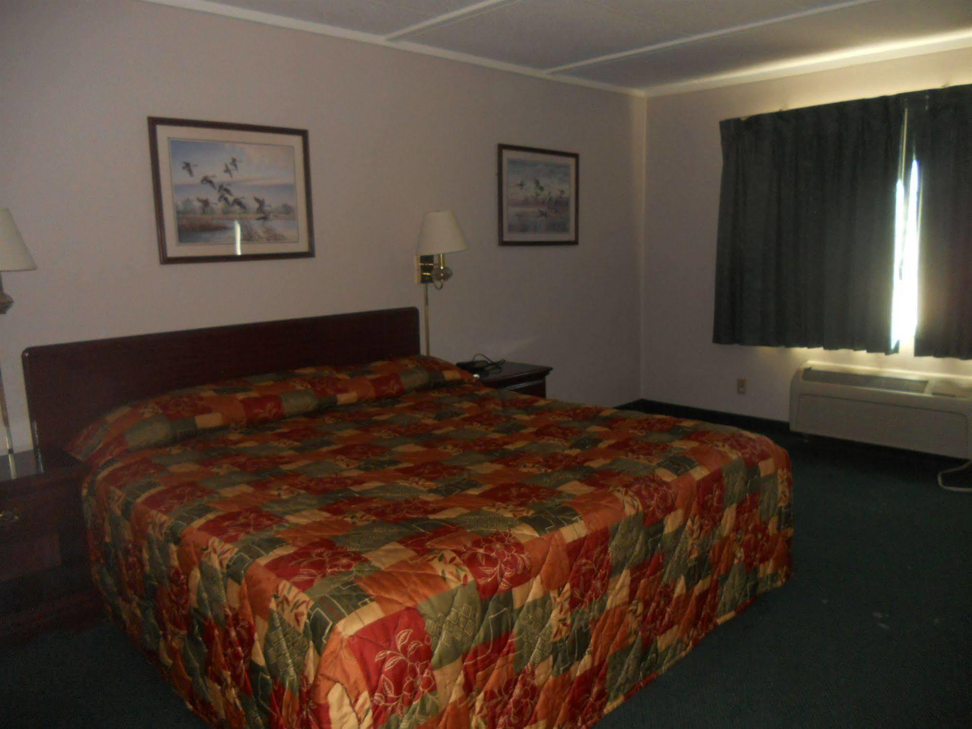 Rapids Inn & Suites Wisconsin Rapids Exterior photo