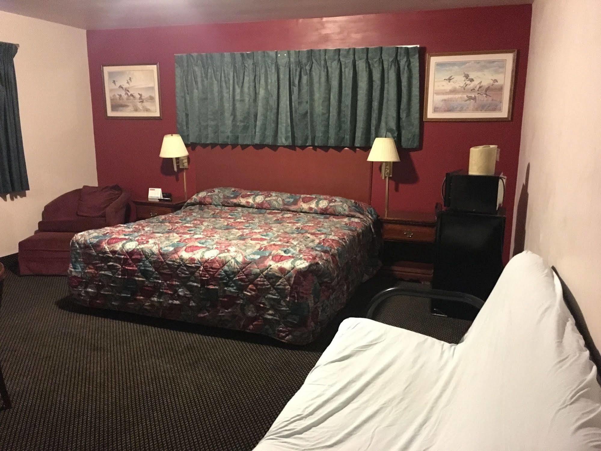Rapids Inn & Suites Wisconsin Rapids Exterior photo