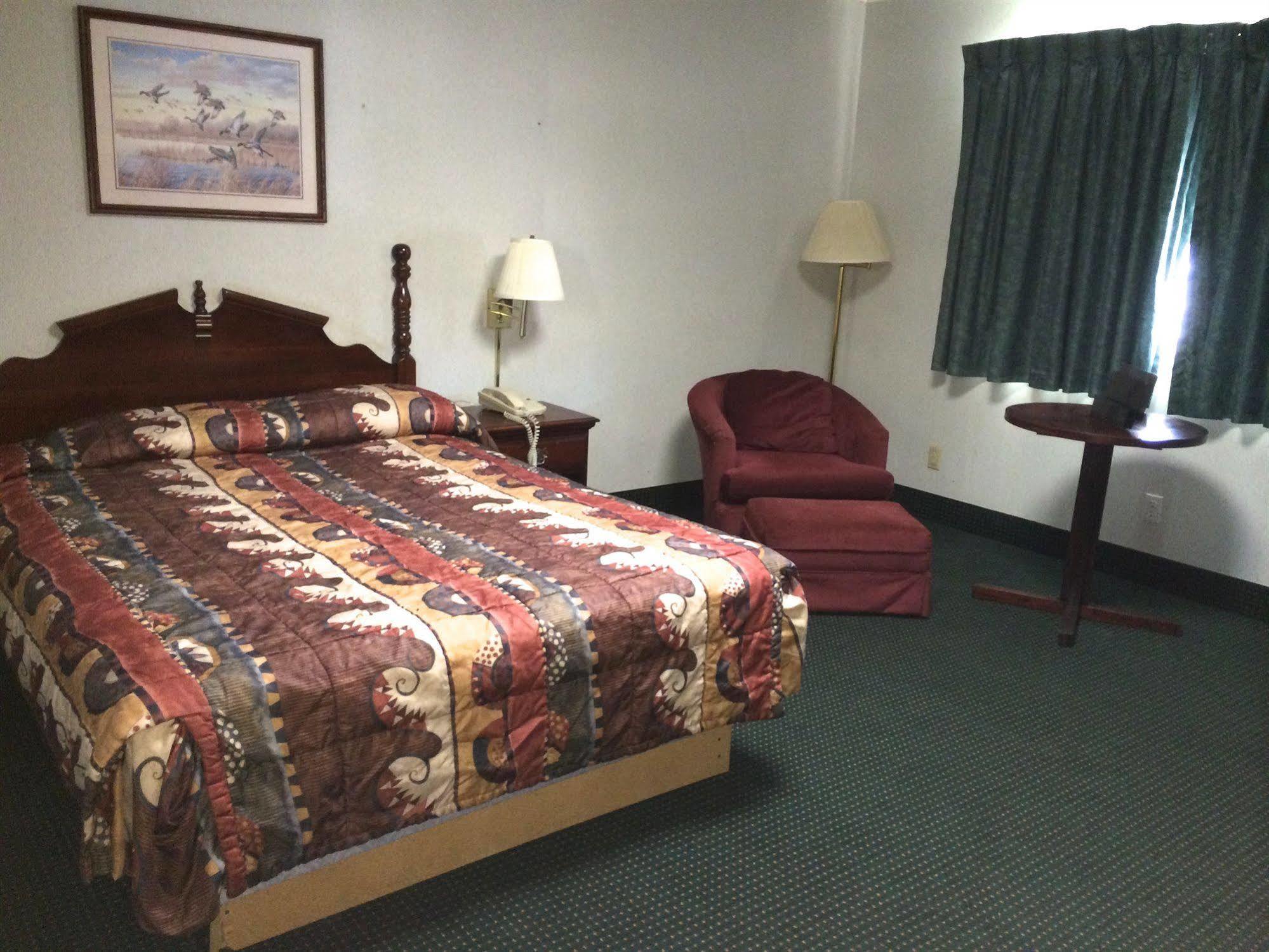 Rapids Inn & Suites Wisconsin Rapids Exterior photo