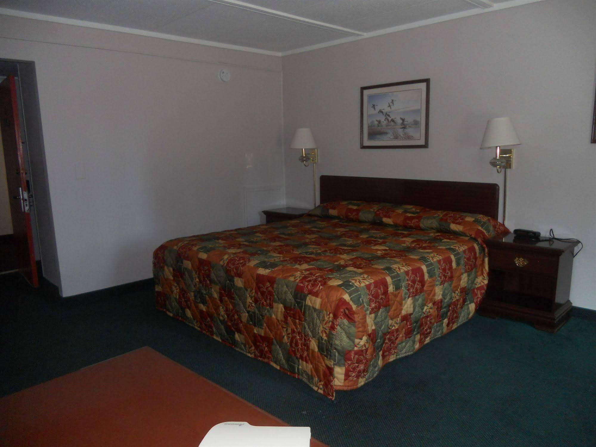 Rapids Inn & Suites Wisconsin Rapids Exterior photo
