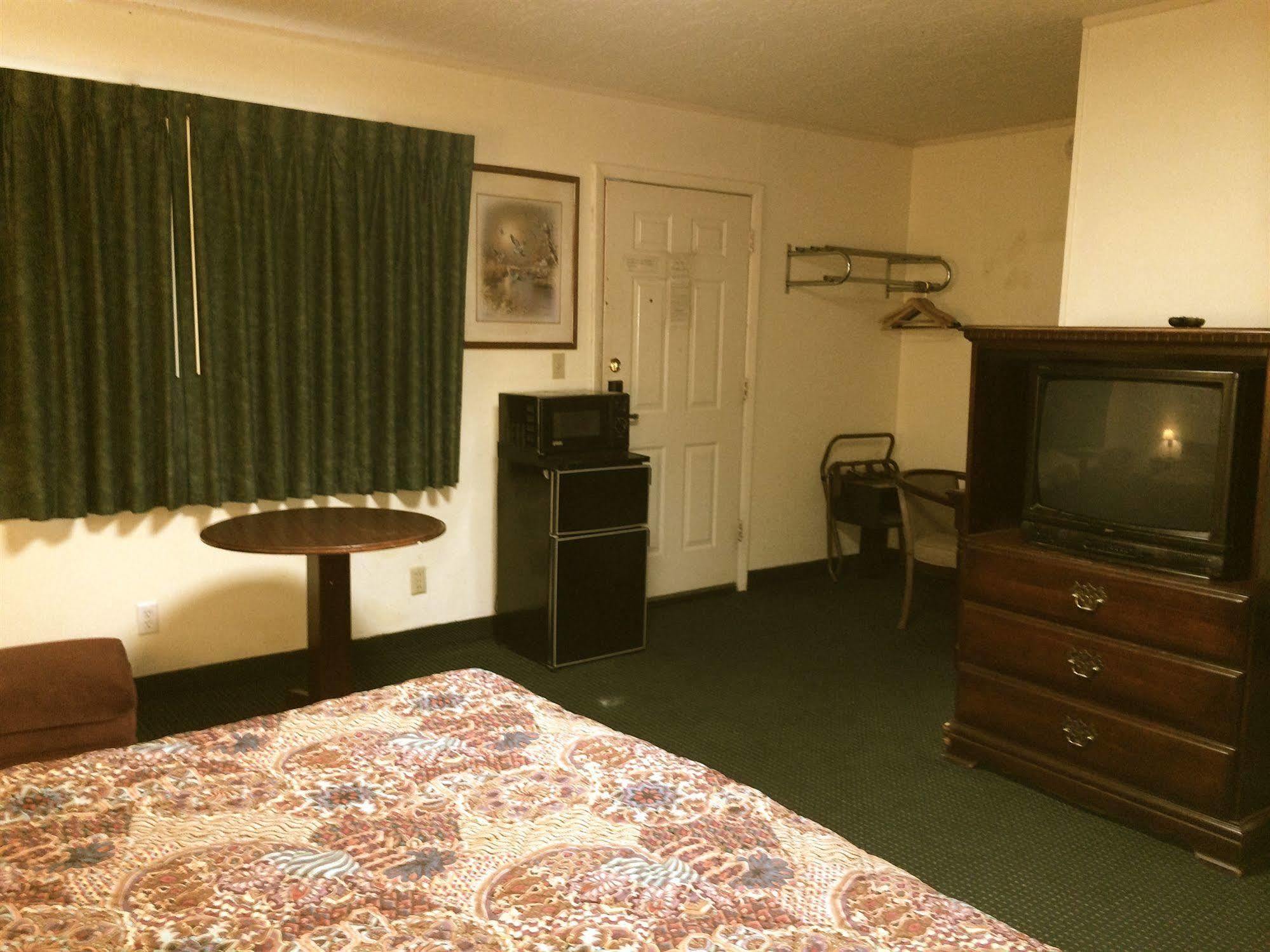 Rapids Inn & Suites Wisconsin Rapids Exterior photo